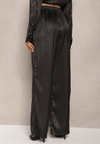 Renee - Czarne Szerokie Spodnie z Gumką w Talii i Błyszczącym Wzorem w Paski Zoyama. Kolor: czarny. Wzór: paski #4