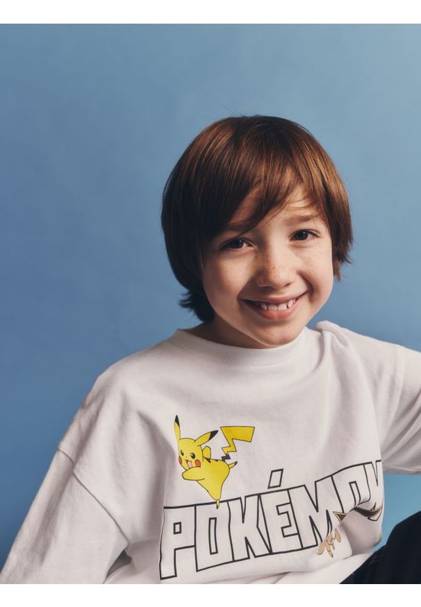 Reserved - T-shirt Pokémon - złamana biel. Materiał: dzianina, bawełna