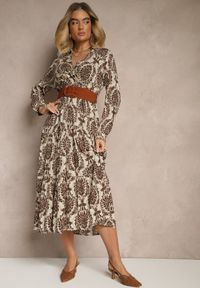 Renee - Brązowa Sukienka z Kopertowym Dekoltem z Wiskozy i Motywem Boho Ozdobiona Paskiem Rinnaria. Kolor: brązowy. Materiał: wiskoza. Wzór: aplikacja. Typ sukienki: kopertowe. Styl: boho