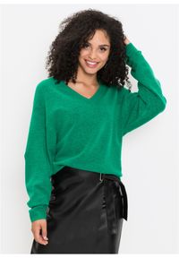 bonprix - Sweter dzianinowy oversize. Kolor: zielony. Materiał: dzianina. Wzór: prążki