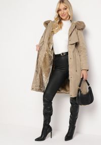 Born2be - Beżowa Kurtka za Kolano ze Ściągaczem i Kapturem z Futerkiem Adoresa. Okazja: na co dzień. Kolor: beżowy. Materiał: futro. Styl: casual #6