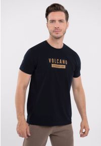 Volcano - Koszulka z napisem, Comfort Fit, T-BRAD. Okazja: na co dzień. Kolor: niebieski. Materiał: skóra, tkanina, jeans, bawełna, materiał. Długość rękawa: krótki rękaw. Długość: krótkie. Wzór: napisy. Styl: sportowy, casual, klasyczny