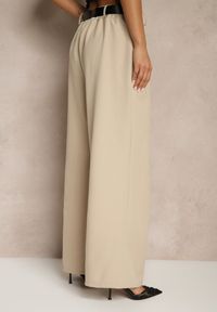 Renee - Beżowe Eleganckie Szerokie Spodnie Garniturowe z Wiskozą Ozdobione Paskiem Ravinae. Kolor: beżowy. Materiał: wiskoza. Wzór: aplikacja. Styl: elegancki