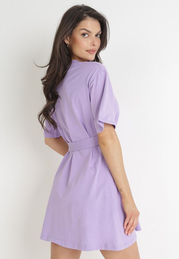 Born2be - Fioletowa Bawełniana Sukienka Mini z Materiałowym Paskiem z Klamrą Yakatoki. Okazja: na co dzień. Kolor: fioletowy. Materiał: bawełna, materiał. Długość rękawa: krótki rękaw. Styl: casual. Długość: mini