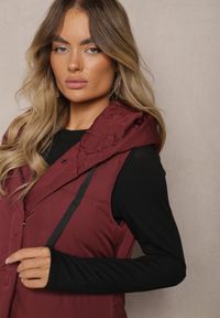 Renee - Bordowa Kamizelka Pikowana Wykończona Kapturem i Sznurkami Quinaria. Okazja: na co dzień. Kolor: czerwony. Materiał: jeans. Styl: sportowy, elegancki, casual