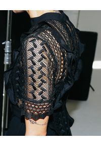 SELF PORTRAIT - Czarna koronkowa sukienka. Kolor: czarny. Materiał: koronka. Typ sukienki: plisowane, rozkloszowane. Długość: midi #3