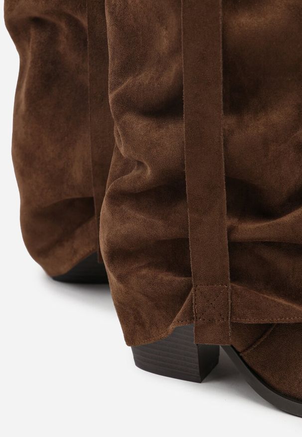 Renee - Brązowe Kozaki na Stożku Typu Kowbojki Ozdobione Klamrą i Wywiniętą Cholewką Nalirella. Okazja: na co dzień. Zapięcie: klamry. Kolor: brązowy. Szerokość cholewki: normalna. Wzór: aplikacja. Materiał: skóra, jeans. Obcas: na stożku. Styl: casual, elegancki. Wysokość obcasa: średni