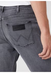 Wrangler - WRANGLER GREENSBORO MĘSKIE SPODNIE JEANSOWE JEANSY EBONY SKY W15Q29Z47