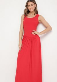 Born2be - Czerwona Koktajlowa Sukienka Zdobiona Marszczeniem z Siateczkową Narzutką Millanea. Okazja: na co dzień. Kolor: czerwony. Wzór: aplikacja. Typ sukienki: proste. Styl: wizytowy #6