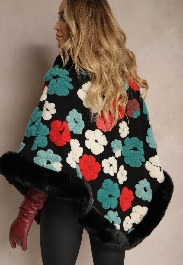 Renee - Czarne Ponczo z Wiskozy Zdobione Futrzanymi Aplikacjami w Kształcie Kwiatów Lealithwen. Okazja: na co dzień. Kolor: czarny. Materiał: wiskoza, futro. Wzór: kwiaty, aplikacja. Styl: casual