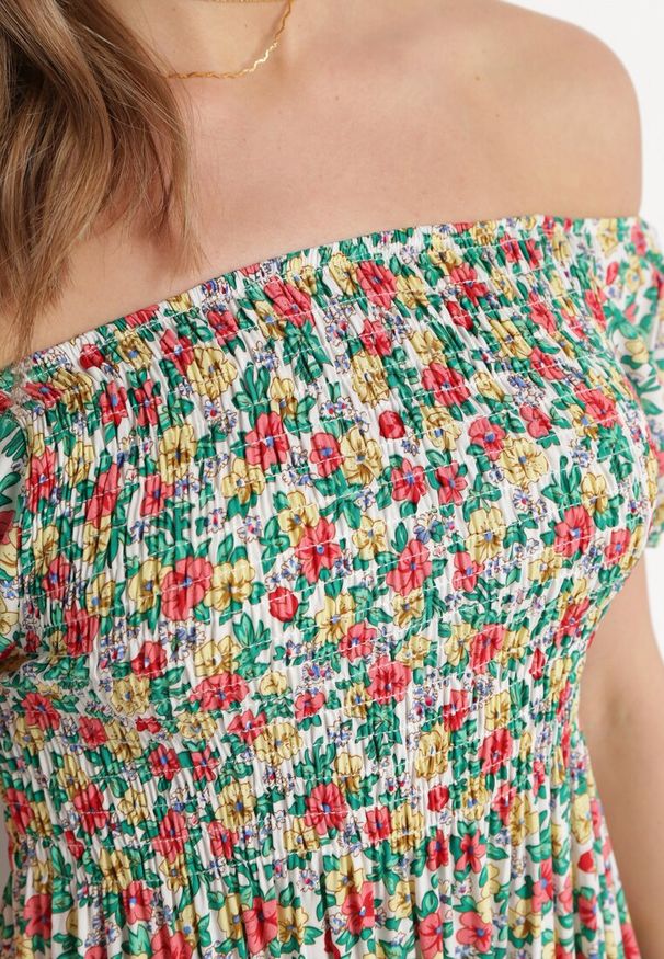 Born2be - Biało-Zielona Sukienka z Wiskozy w Kwiaty z Hiszpańskim Dekoltem Latiana. Okazja: na co dzień. Kolor: biały. Materiał: wiskoza. Wzór: kwiaty. Sezon: lato. Styl: elegancki, casual