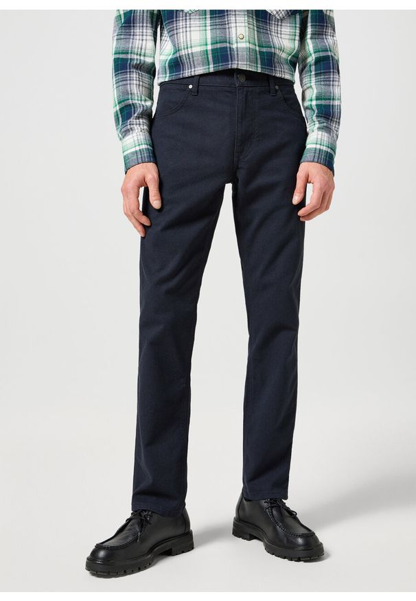 Wrangler - WRANGLER GREENSBORO MĘSKIE SPODNIE MATERIAŁOWE MATERIAŁ CHINO DARK NAVY 112358043 W15Q017344