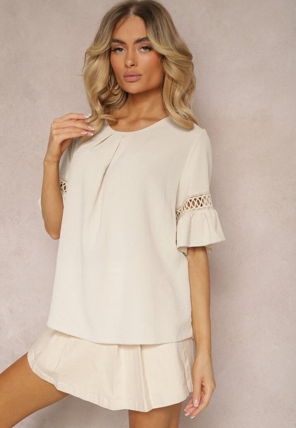 Renee - Beżowa Luźna Bluzka z Ażurową Wstawką na Rękawach Birian. Kolor: beżowy. Materiał: koronka, jeans. Wzór: ażurowy. Sezon: lato. Styl: elegancki