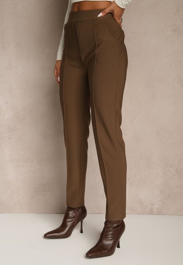 Renee - Brązowe Spodnie z Kantem i Imitacją Kieszeni Rearie. Okazja: na co dzień. Kolekcja: plus size. Kolor: brązowy. Styl: casual, elegancki