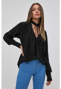 VICTORIA BECKHAM - Victoria Beckham koszula jedwabna damska kolor czarny relaxed z wiązanym dekoltem. Kolor: czarny. Materiał: jedwab. Długość rękawa: długi rękaw. Długość: długie. Wzór: gładki