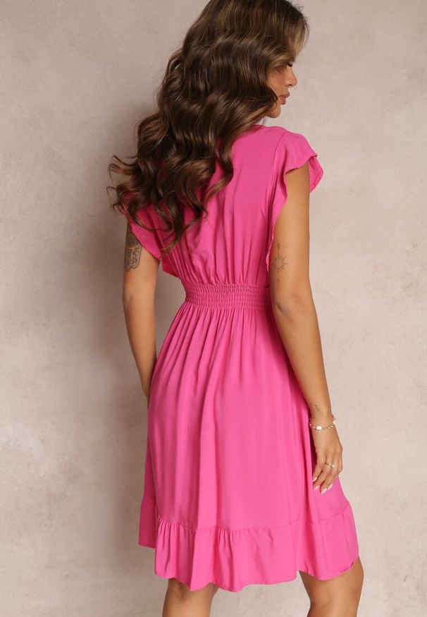 Renee - Fuksjowa Mini Sukienka z Wiskozy o Rozkloszowanym Fasonie i Kopertowym Dekolcie Lolsa. Typ kołnierza: dekolt kopertowy, kołnierz z falbankami. Kolor: różowy. Materiał: wiskoza. Typ sukienki: kopertowe. Długość: mini