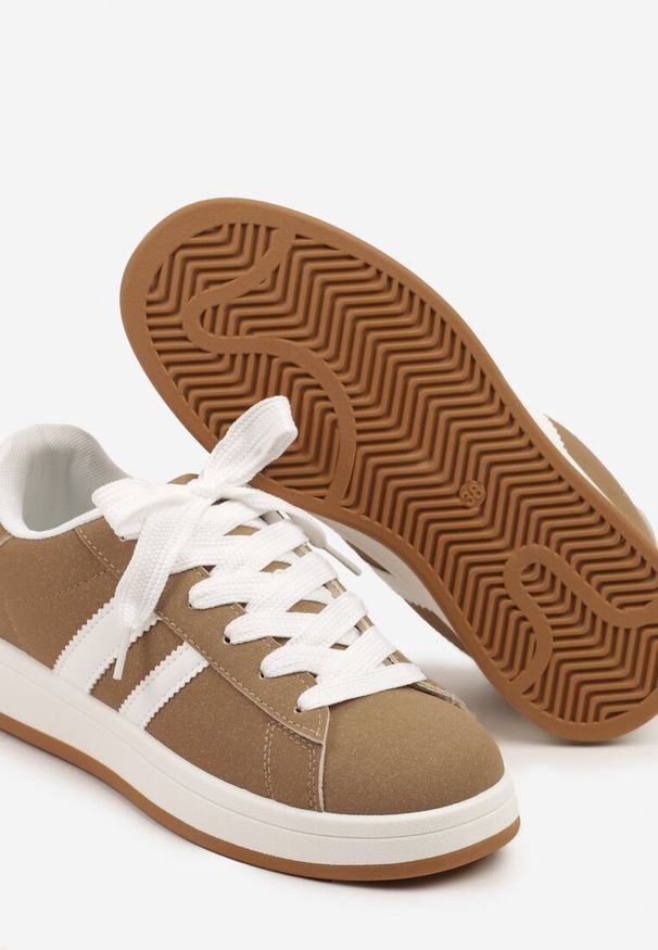 Renee - Ciemnobeżowe Sneakersy Ozdobione Motywem Pasków Flortewi. Okazja: na co dzień. Zapięcie: pasek. Kolor: beżowy. Materiał: jeans. Wzór: aplikacja. Sezon: lato, wiosna. Obcas: na płaskiej podeszwie