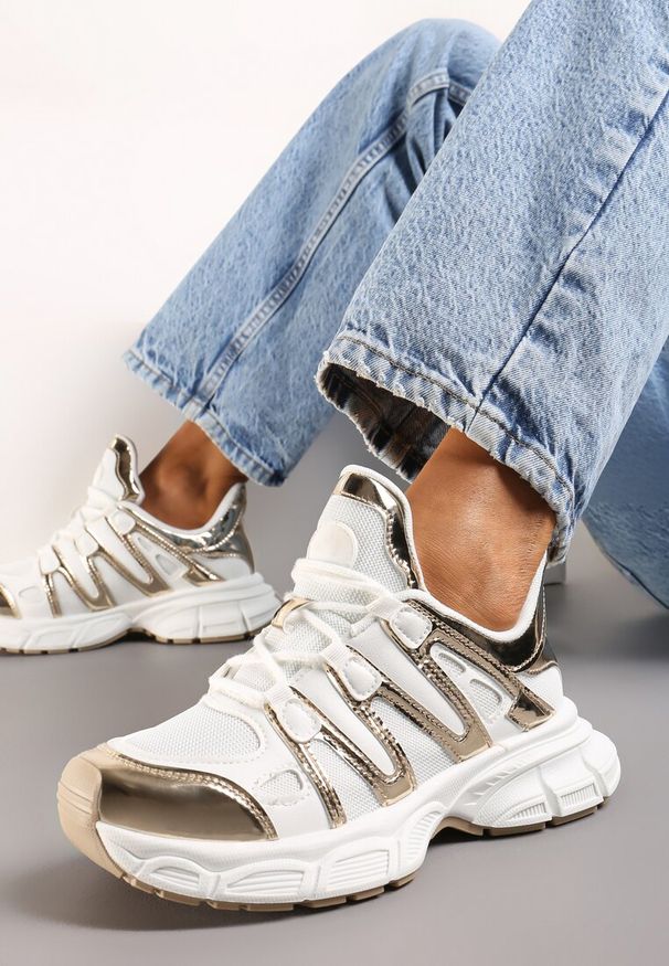 Renee - Złote Sneakersy Ozdobione Tłoczeniem i Wstawkami Keladavia. Kolor: biały. Materiał: jeans. Wzór: aplikacja