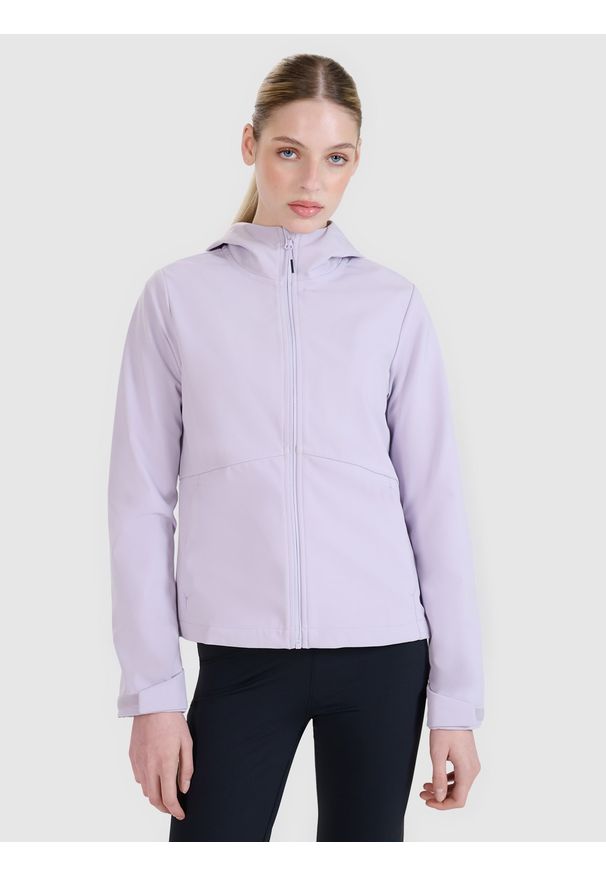 4f - Kurtka softshell wiatroodporna membrana 5000 damska - fioletowa. Typ kołnierza: kaptur. Kolor: fioletowy. Materiał: softshell. Technologia: Windstopper. Sezon: zima