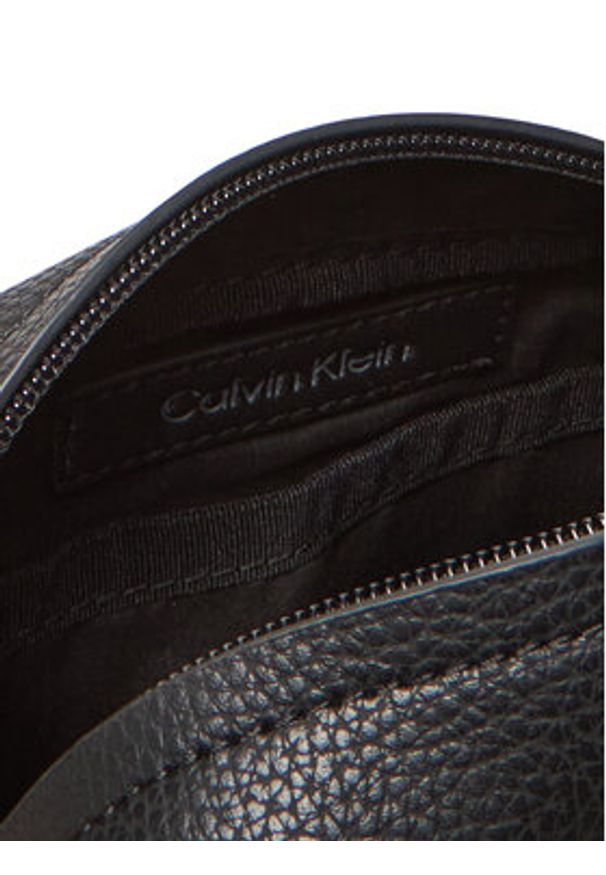Calvin Klein Saszetka Ck Must Reporter LV04D3083G Czarny. Kolor: czarny. Materiał: skóra