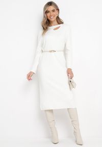 Born2be - Biała Sukienka Midi o Pudełkowym Fasonie z Wycięciem przy Dekolcie Diamantino. Kolor: biały. Styl: elegancki. Długość: midi #3