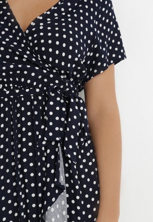 Born2be - Granatowa Sukienka Echosia. Kolor: niebieski. Materiał: materiał. Długość rękawa: krótki rękaw. Wzór: kropki. Typ sukienki: kopertowe. Długość: maxi