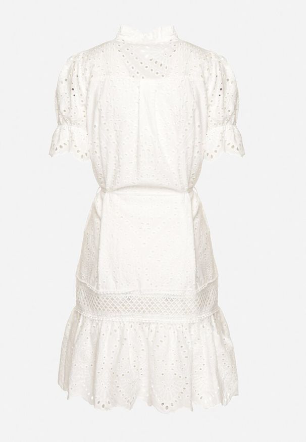 Born2be - Biała Bawełniana Ażurowa Sukienka w Stylu Boho z Falbanką i Paskiem Nelisse. Okazja: na co dzień. Typ kołnierza: kołnierz z falbankami. Kolor: biały. Materiał: bawełna. Wzór: ażurowy. Sezon: lato, wiosna. Styl: boho