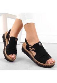 Komfortowe sandały damskie na koturnie wsuwane czarne Rieker V7972-00. Zapięcie: bez zapięcia. Kolor: czarny. Materiał: skóra ekologiczna. Obcas: na koturnie #1