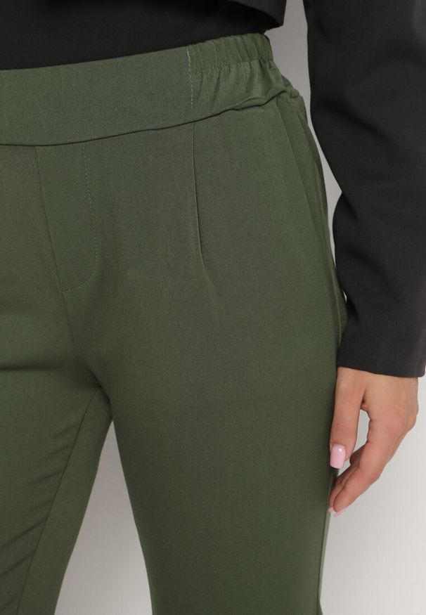 Born2be - Zielone Spodnie 3/4 z Gumką w Talii i Kieszeniami Saivie. Kolor: zielony. Styl: elegancki