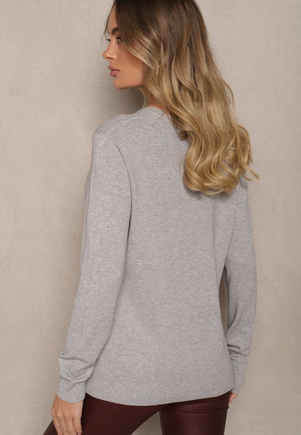 Renee - Szary Casualowy Sweter z Wiskozą Bawełną i Trójkątnym Dekoltem Miaressa. Okazja: na co dzień. Typ kołnierza: dekolt w kształcie V. Kolekcja: plus size. Kolor: szary. Materiał: bawełna, wiskoza. Styl: casual