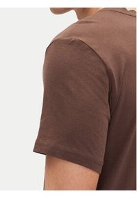 Mustang T-Shirt Austin 1016279 Brązowy Regular Fit. Kolor: brązowy. Materiał: bawełna #3