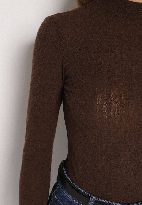 Born2be - Brązowa Bluzka Longsleeve z Półgolfem z Półtransparentnej Tkaniny z Wiskozą Tuseana. Okazja: do pracy, na randkę, na spotkanie biznesowe. Kolor: brązowy. Materiał: wiskoza, tkanina. Długość rękawa: długi rękaw. Styl: biznesowy