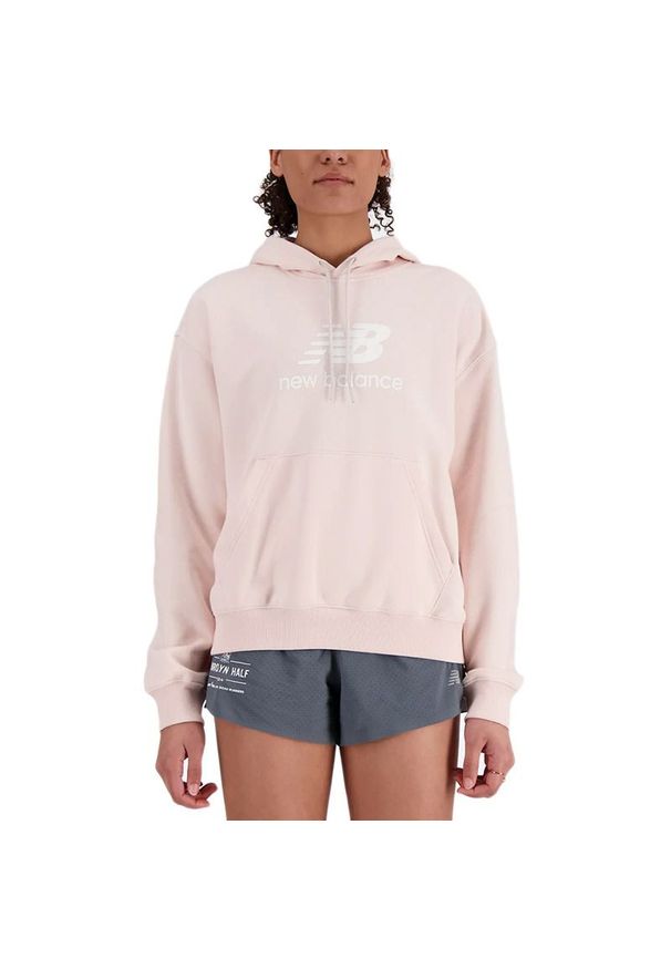 Bluza New Balance WT41504OUK - różowa. Okazja: na co dzień. Kolor: różowy. Materiał: bawełna, poliester, prążkowany, materiał, dresówka. Wzór: napisy. Styl: casual, klasyczny