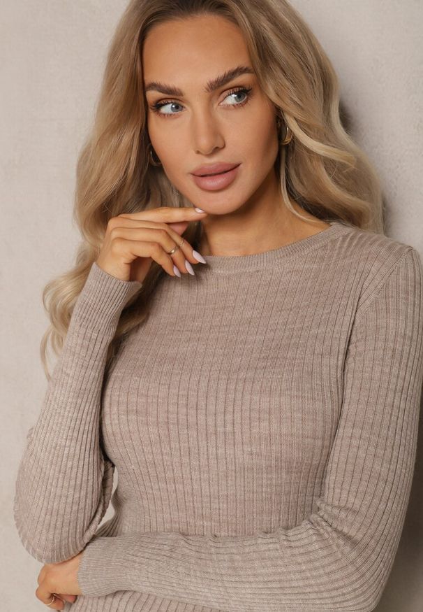 Renee - Jasnobeżowy Casualowy Sweter z Prążkowanego Materiału Zintra. Okazja: na co dzień. Kolor: beżowy. Materiał: materiał, prążkowany. Długość rękawa: długi rękaw. Długość: długie. Styl: casual