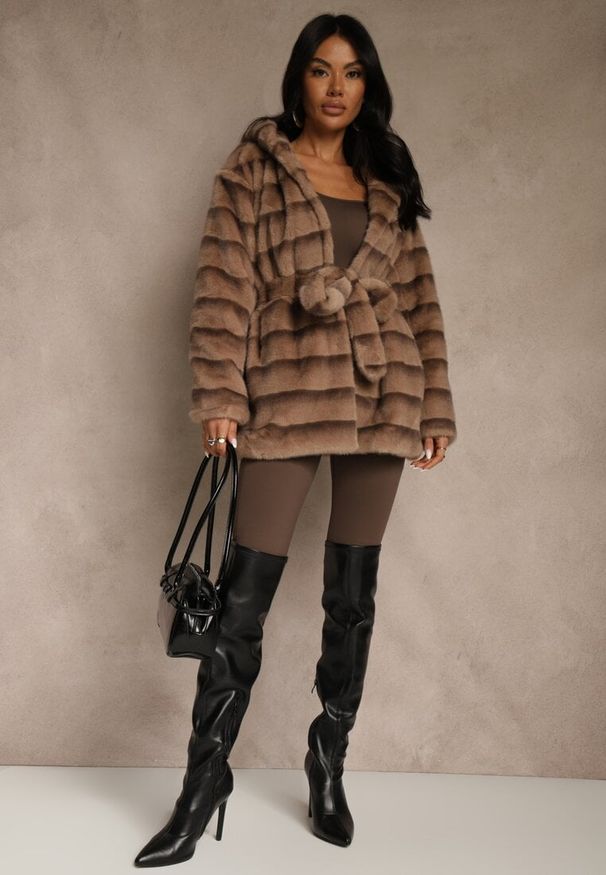 Renee - Jasnobrązowa Kurtka Futrzana z Nieodpinanym Kapturem Ozdobiona Paskiem Zetelia. Okazja: na co dzień. Kolor: brązowy. Materiał: futro. Wzór: aplikacja. Styl: casual, elegancki