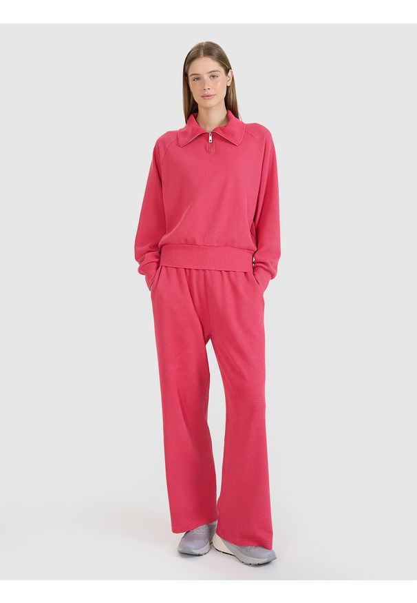 4f - 4F Spodnie oversize z szerokimi nogawkami damskie - różowe S. Kolor: różowy. Materiał: poliester, bawełna, dresówka, materiał, dzianina. Wzór: ze splotem
