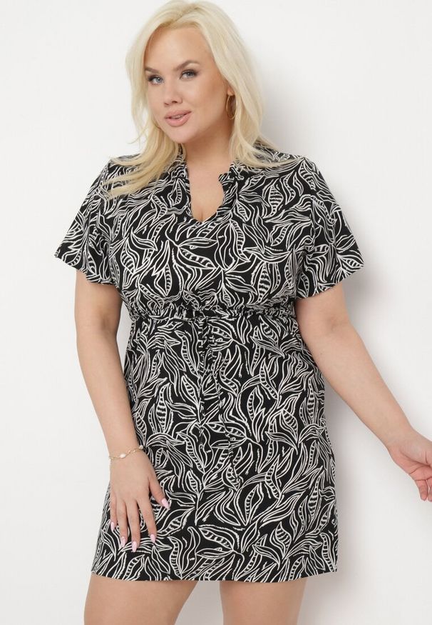 Born2be - Czarno-Biała Sukienka Rozkloszowana ze Sznurkiem w Talii w Drobny Print Ikattia. Okazja: na imprezę, na co dzień. Typ kołnierza: dekolt w kształcie V. Kolor: czarny. Materiał: materiał, tkanina. Długość rękawa: krótki rękaw. Wzór: nadruk. Sezon: lato. Styl: casual, klasyczny, elegancki
