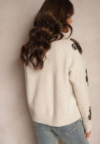 Renee - Beżowy Sweter Ozdobiony Cekinami i Naszywkami w Kształcie Kwiatów Cialuna. Okazja: na co dzień. Kolor: beżowy. Materiał: jeans. Wzór: kwiaty, aplikacja. Styl: elegancki, casual #4