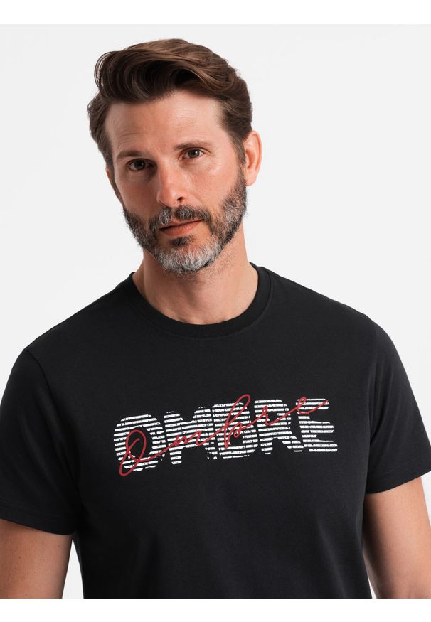 Ombre Clothing - Męski bawełniany t-shirt z podwójnym printowanym logotypem – czarny V2 - Rozmiar: L. Okazja: na co dzień. Kolor: czarny. Materiał: bawełna. Wzór: ze splotem, nadruk. Styl: elegancki, casual, klasyczny