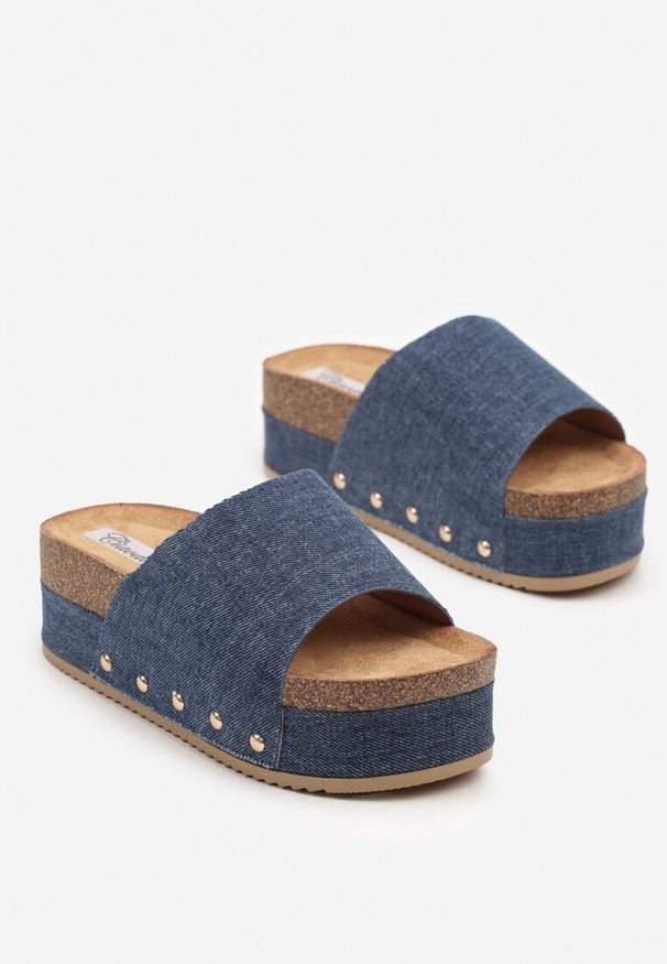 Born2be - Ciemnoniebieskie Jeansowe Klapki na Platformie Zdobione Nitami Frolritia. Okazja: na co dzień. Kolor: niebieski. Materiał: jeans. Wzór: aplikacja. Obcas: na platformie. Styl: casual, elegancki