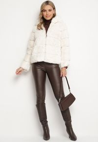 Born2be - Jasnobeżowa Kurtka Futrzana z Pikowaniem z Nieodpinanym Kapturem i Kieszeniami Sovinka. Okazja: na co dzień. Kolekcja: plus size. Kolor: beżowy. Materiał: futro. Długość rękawa: długi rękaw. Długość: długie. Sezon: zima. Styl: elegancki, casual #5