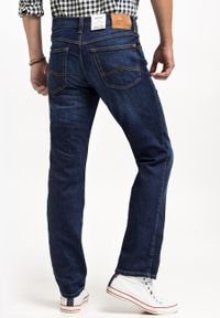 Mustang - MUSTANG TRAMPER TAPERED MĘSKIE SPODNIE JEANSOWE JEANSY DŻINSY DENIM BLUE 1015352 5000 982. Okazja: na co dzień. Wzór: kolorowy. Sezon: zima. Styl: klasyczny, casual, elegancki