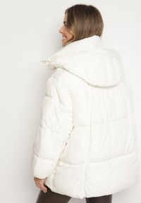 Born2be - Biała Pikowana Kurtka o Kroju Oversize z Kapturem Galandia. Okazja: na co dzień, na spacer. Typ kołnierza: kaptur. Kolor: biały. Materiał: poliester, jeans. Styl: casual, elegancki #2