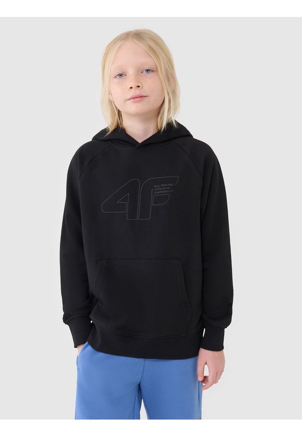 4f - 4F Bluza dresowa nierozpinana z kapturem chłopięca - czarna 140 (9-10 lat). Okazja: na co dzień. Typ kołnierza: kaptur. Kolor: czarny. Materiał: dresówka. Długość rękawa: raglanowy rękaw. Wzór: gładki, ze splotem, nadruk. Sezon: lato. Styl: sportowy, casual