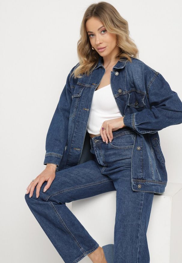 Born2be - Granatowa Kurtka Jeansowa z Bawełny o Fasonie Oversize Claritia. Kolor: niebieski. Materiał: jeans, bawełna
