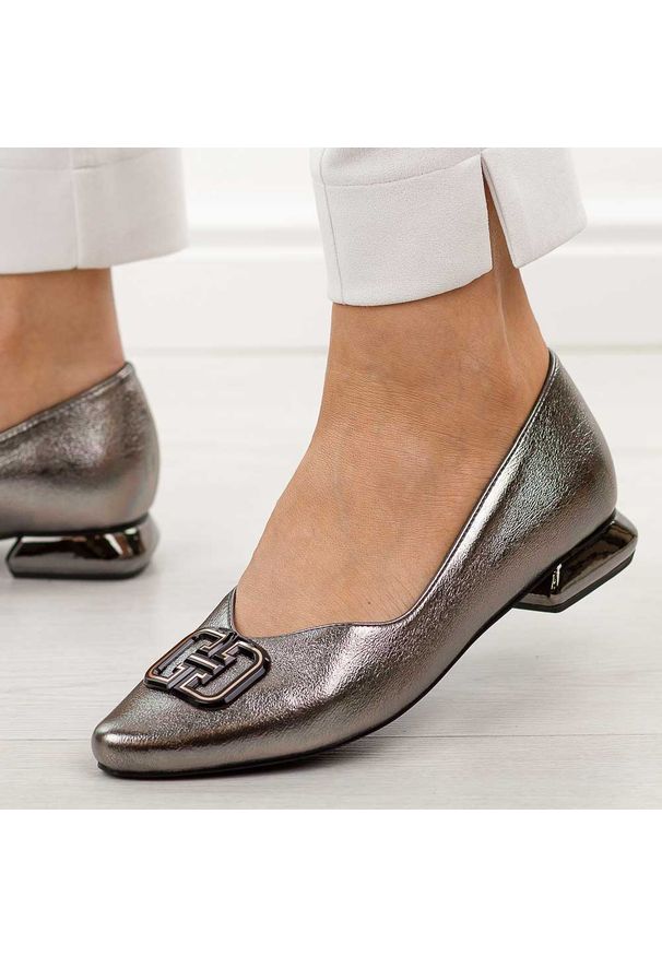 POTOCKI - Pewter baleriny damskie na obcasie Potocki 12770. Okazja: na co dzień. Zapięcie: bez zapięcia. Kolor: srebrny. Szerokość cholewki: normalna. Materiał: skóra. Sezon: wiosna, jesień, lato. Obcas: na obcasie. Styl: casual, elegancki, klasyczny, wizytowy. Wysokość obcasa: niski