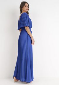 Born2be - Granatowa Sukienka Plisowana z Szeroką Falbaną Przy Dekolcie Dinara. Kolor: niebieski. Styl: wizytowy. Długość: maxi #5