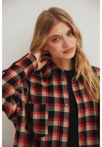 Marsala - Koszula typu oversize w CZERWONĄ KRATĘ - RENO. Kolor: czerwony. Materiał: wełna, włókno, tkanina. Długość rękawa: długi rękaw. Długość: długie. Wzór: gładki. Styl: młodzieżowy, klasyczny
