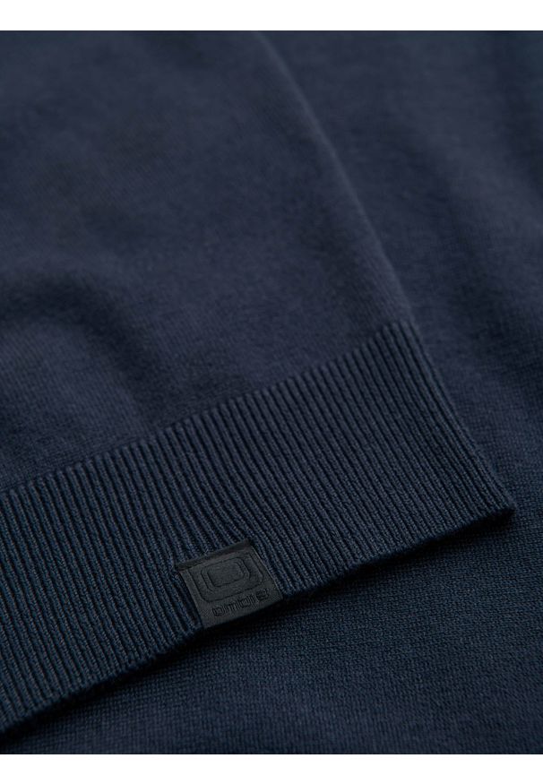 Ombre Clothing - Sweter męski z wiskozą i rozpinanym dekoltem – granatowy V4. Typ kołnierza: kołnierzyk stójkowy. Kolor: niebieski. Materiał: wiskoza. Wzór: gładki, aplikacja, ze splotem. Styl: elegancki