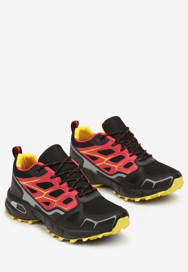 Born2be - Czerwono-Czarne Buty Sportowe z Tłoczoną Podeszwą i Sznurowaniami Gorria. Zapięcie: sznurówki. Kolor: czerwony. Materiał: materiał. Obcas: na obcasie. Wysokość obcasa: niski